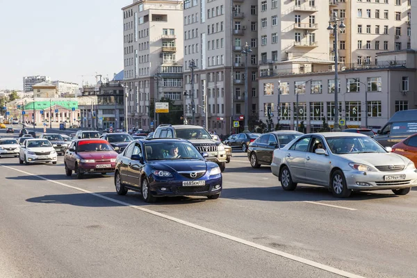 MOSCÚ, RUSIA, 10 de agosto de 2017. Los coches van en la calle de la ciudad —  Fotos de Stock
