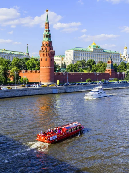 Moskou, Rusland, op 10 augustus 2017. De zon brandt de Moskou rivier, Kremlevskaya Embankment en het Kremlin — Stockfoto