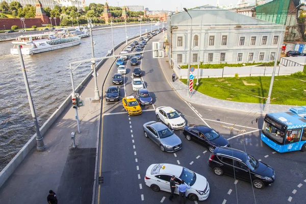 MOSCOU, RUSSIE, le 10 août 2017. Les voitures vont dans la rue de la ville — Photo