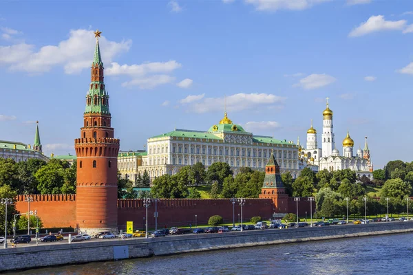 MOSCOW, Rusland, 10.08.2017. Solen lyser floden Moskva, Kremlevskaya Embankment og Kreml - Stock-foto