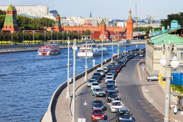 Moskva, Rusko, na 10 srpna 2017. Auta jít po ulici na břehu řeky Moskva — Stock fotografie