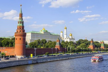 Moskova, Rusya, üzerinde 10 Ağustos 2017. Nehir Moskova, Karbysheva dolgu ve Kremlin bilir