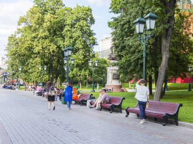 Moskova, Rusya, üzerinde 10 Ağustos 2017. Aleksandrovsk insanlar yürüyüş Kremlin yakınındaki şehir merkezinde bir bahçe için