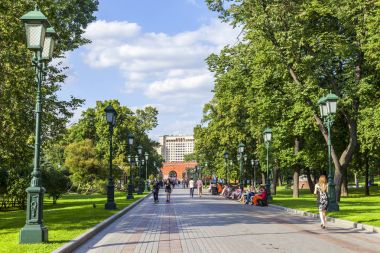 Moskova, Rusya, üzerinde 10 Ağustos 2017. Aleksandrovsk insanlar yürüyüş Kremlin yakınındaki şehir merkezinde bir bahçe için