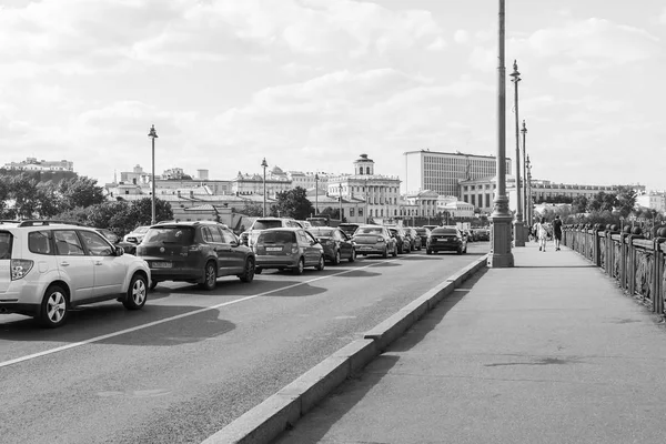 Moskou, Rusland, op 10 augustus 2017. Auto's gaan op grote stenen brug — Stockfoto