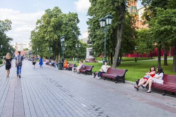 Moskova, Rusya, üzerinde 10 Ağustos 2017. Aleksandrovsk insanlar yürüyüş Kremlin yakınındaki şehir merkezinde bir bahçe için — Stok fotoğraf