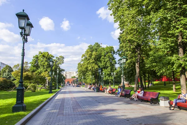 Moskwa, Rosja, w dniu 10 sierpnia 2017. Ludzie chodzą w Aleksandrowsk ogród w centrum miasta, w pobliżu Kremla — Zdjęcie stockowe