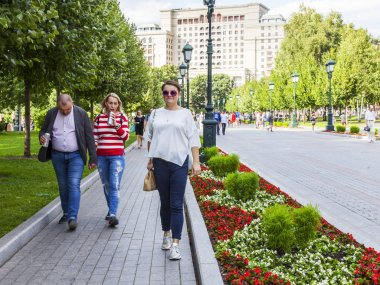 Moskova, Rusya, üzerinde 10 Ağustos 2017. Aleksandrovsk insanlar yürüyüş Kremlin yakınındaki şehir merkezinde bir bahçe için
