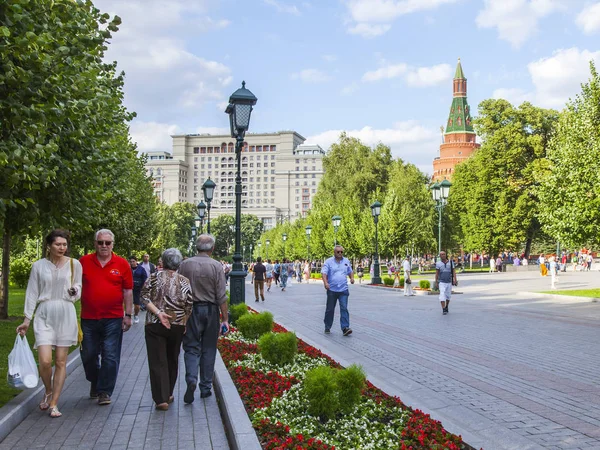 MOSCOW, RUSSIA, em 10 de agosto de 2017. As pessoas caminham em Aleksandrovsk a um jardim no centro da cidade perto do Kremlin — Fotografia de Stock