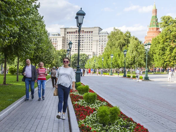MOSCOW, RUSSIA, em 10 de agosto de 2017. As pessoas caminham em Aleksandrovsk a um jardim no centro da cidade perto do Kremlin — Fotografia de Stock
