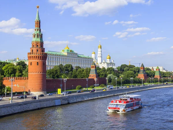 Moskau, russland, am 10. august 2017. die sonne beleuchtet den fluss moskau, kremlevskaya damm und den kremlin. das wandelnde Schiff schwimmt den Fluss Moskau hinunter — Stockfoto