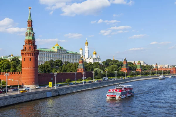 MOSCA, RUSSIA, il 10 agosto 2017. Il sole illumina il fiume Mosca, il Cremlevskaya Embankment e il Cremlino. La nave che cammina galleggia lungo il fiume Mosca — Foto Stock