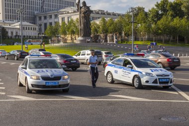 Moskova, Rusya, üzerinde 31 Temmuz 2017. Şehir merkezinde görevli polis devriye arabaları vardır