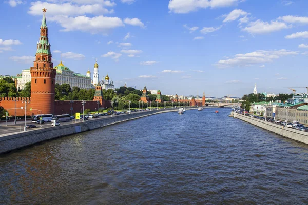 Moskva, Rusko, na 10 srpna 2017. Slunce svítí řeky Moskvy, Kremlevskaya násep a Kreml — Stock fotografie