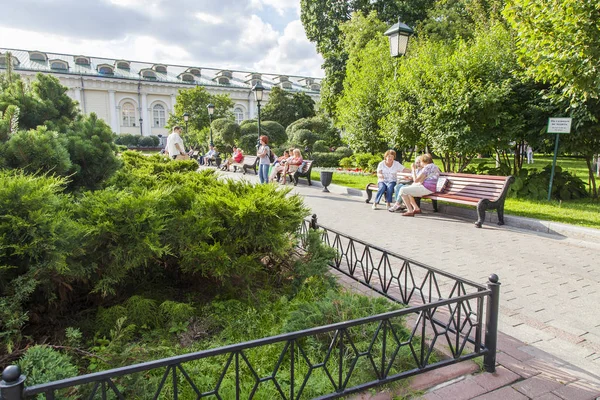 Moskwa, Rosja, w dniu 10 sierpnia 2017. Ludzie mają przerwę na ławkach w Aleksandrowsk ogród w centrum miasta, w pobliżu ściany Kremla — Zdjęcie stockowe