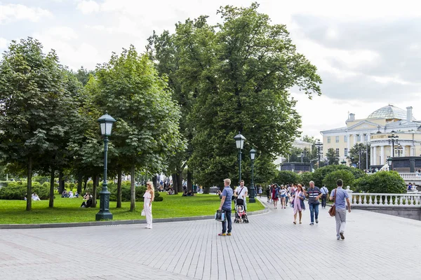 МОСКВА, Россия, 10 августа 2017 года. Люди ходят в Александровске в сад в центре города возле Кремля — стоковое фото