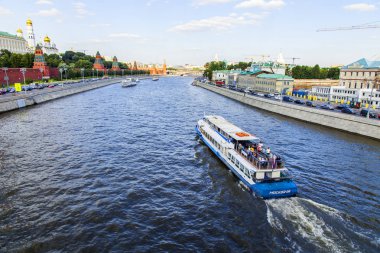 Moskova, Rusya, üzerinde 10 Ağustos 2017. Moskova Nehri yürüme gemi yüzer