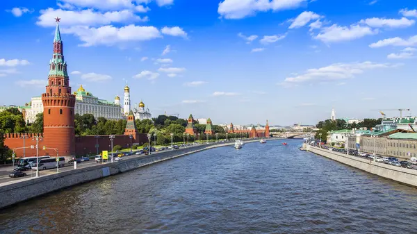 MOSCA, RUSSIA, il 10 agosto 2017. Il sole illumina il fiume Mosca, il Cremlevskaya Embankment e il Cremlino . — Foto Stock