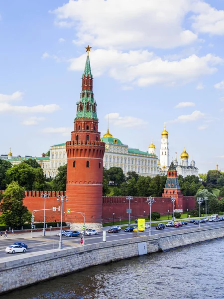 MOSCOW, RUSSIA, on August 10, 2017. The sun lights the river Moscow, Kremlevskaya Embankment and the Kremlin. — Stock Photo, Image