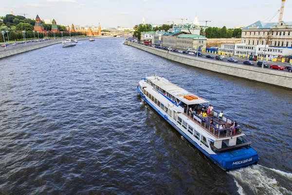 Moskva, Ryssland, 10 augusti 2017. Vandrande fartyget flyter nedför floden Moskva — Stockfoto