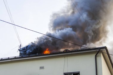 Pushkino, Rusya, 19 Ağustos 2017. Restoran binanın yangın tarafından yakalanır. Yangın.