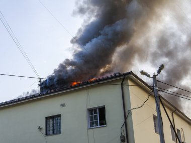 Pushkino, Rusya, 19 Ağustos 2017. Restoran binanın yangın tarafından yakalanır. Yangın.