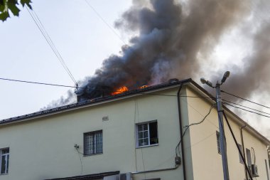 Pushkino, Rusya, 19 Ağustos 2017. Restoran binanın yangın tarafından yakalanır. Yangın.