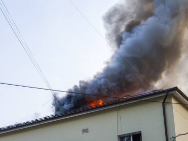Pushkino, Rusya, 19 Ağustos 2017. Restoran binanın yangın tarafından yakalanır. Yangın.