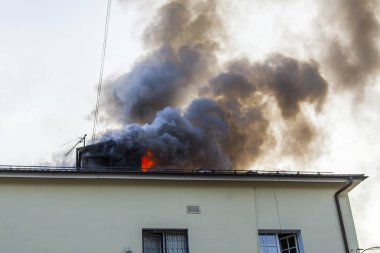 Pushkino, Rusya, 19 Ağustos 2017. Restoran binanın yangın tarafından yakalanır. Yangın.