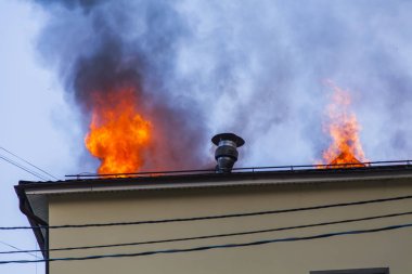 Pushkino, Rusya, 19 Ağustos 2017. Restoran binanın yangın tarafından yakalanır. Yangın.