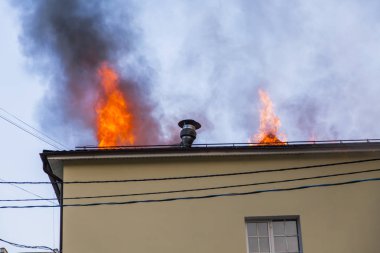 Pushkino, Rusya, 19 Ağustos 2017. Restoran binanın yangın tarafından yakalanır. Yangın.