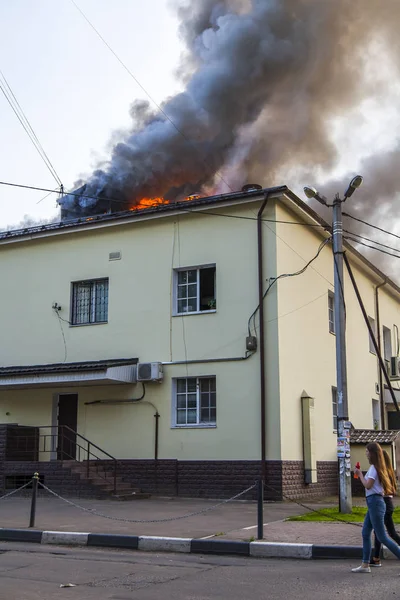 Pushkino, Rusya, 19 Ağustos 2017. Restoran binanın yangın tarafından yakalanır. Yangın.