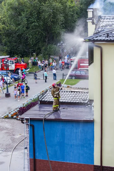 PUSHKINO, RUSSIA, on August 19, 2017. The building of restaurant is captured by the fire. Firefighters extinguish fire. — Stock Photo, Image