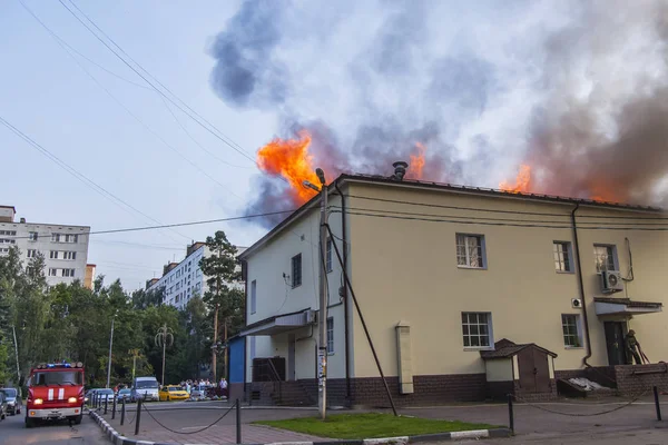 Pushkino, Rusya, 19 Ağustos 2017. Restoran binanın yangın tarafından yakalanır. Yangın.