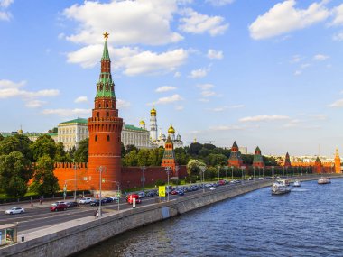 Moskova, Rusya, üzerinde 10 Ağustos 2017. Nehir Moskova, Karbysheva dolgu ve Kremlin bilir. Moskova Nehri yürüme gemi yüzer