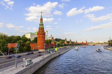 Moskova, Rusya, üzerinde 10 Ağustos 2017. Nehir Moskova, Karbysheva dolgu ve Kremlin bilir. Moskova Nehri yürüme gemi yüzer