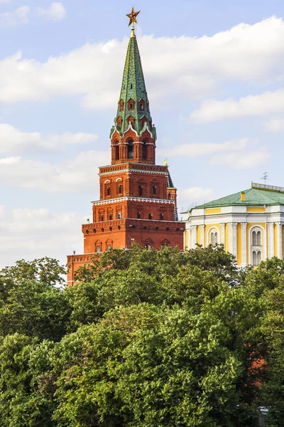 MOSCÚ, RUSIA, 10 de agosto de 2017. El sol ilumina el río la torre Borovitsky del Kremlin de Moscú y una parte de la muralla del Kremlin — Foto de Stock