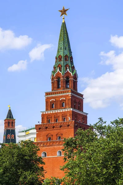 Moskou, Rusland, op 10 augustus 2017. De zon brandt de rivier de Borovitsky toren van het Kremlin van Moskou en een deel van de muur van het Kremlin — Stockfoto