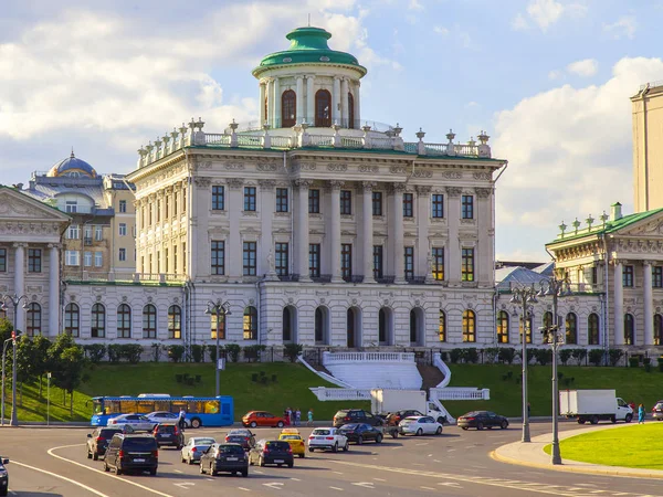 MOSCA, RUSSIA, il 10 agosto 2017. Le luci del sole Casa di Pashkov, uno spettacolo architettonico in stile classicistico — Foto Stock