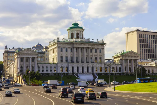 Moskau, russland, am 10. august 2017. die sonne beleuchtet das haus von paschkow, ein architektonischer anblick im klassizismus — Stockfoto