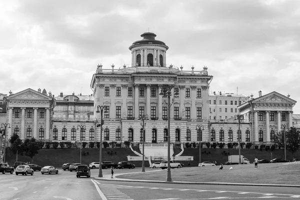俄罗斯的莫斯科，在 2017 年 8 月 10 日。孙灯帕什科夫的房子，古典主义风格建筑景观 — 图库照片