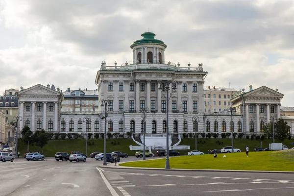 Moskva, Rusko, na 10 srpna 2017. Paškovův světla slunce dům, architektonický pohled ve stylu klasicismu — Stock fotografie