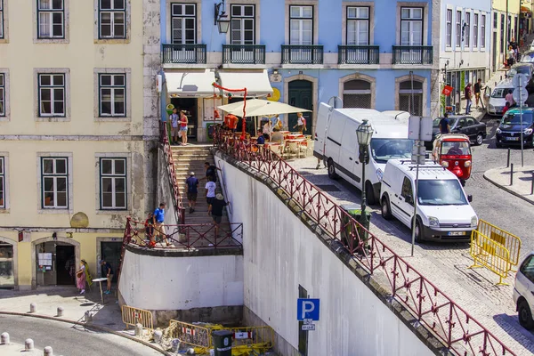 LISBOA, PORTUGAL, em 22 de junho de 2017. Edifícios históricos fazem skyline atraente da rua no centro da cidade . — Fotografia de Stock