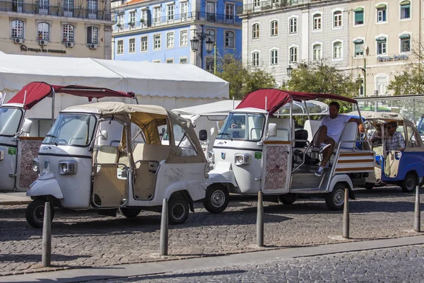 LISBOA, PORTUGAL, em 22 de junho de 2017. Rat-tat vai na rua da cidade para o centro da cidade — Fotografia de Stock
