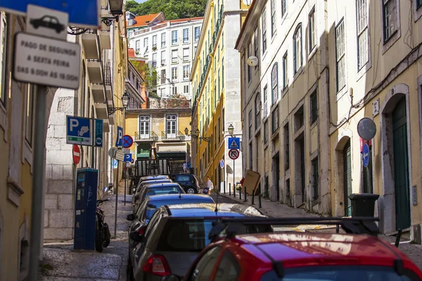 LISBONNE, PORTUGAL, le 22 juin 2017. Les bâtiments historiques font l'horizon attrayant de la rue dans le centre-ville . — Photo