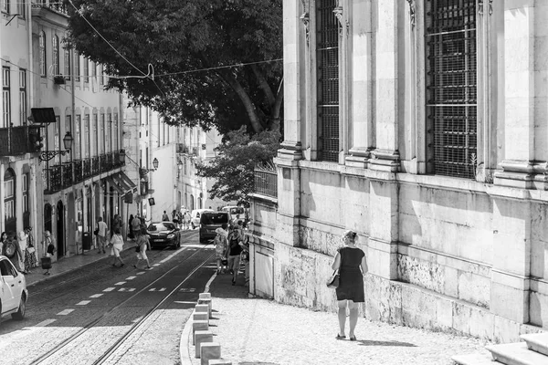 Lisabon, Portugalsko, na 22. června 2017. Historické budovy se panoramatem na ulici v centru města. Auta a lidi jít na krásnou ulici — Stock fotografie