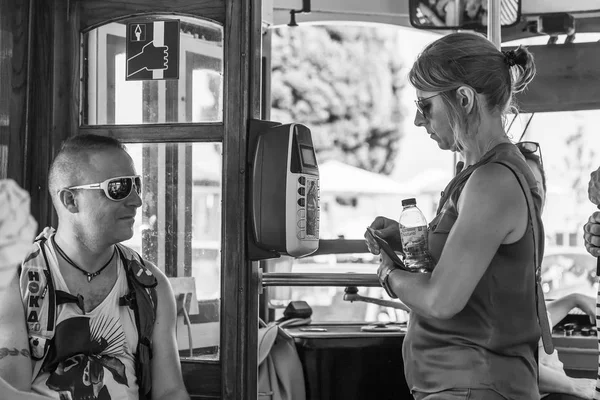 Лісабон, Португалія, на 22 червня 2017 року. Молода жінка йде на рідкісні трамваї — стокове фото