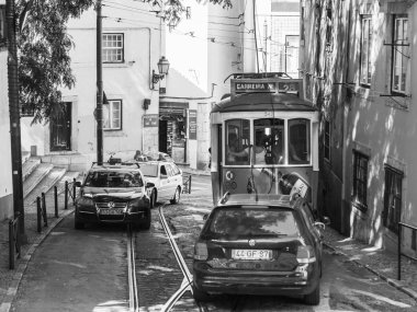 Lizbon, Portekiz, üzerinde 22 Haziran 2017. Yaz günü. Nadir tramvay ile şehir sokak şehir merkezinde devam ediyor