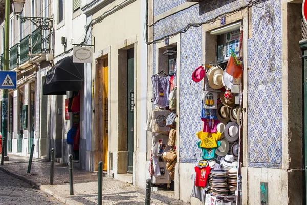 LISBOA, PORTUGAL, 22 de junio de 2017. Edificios históricos hacen atractivo horizonte de la calle en el centro de la ciudad . — Foto de Stock