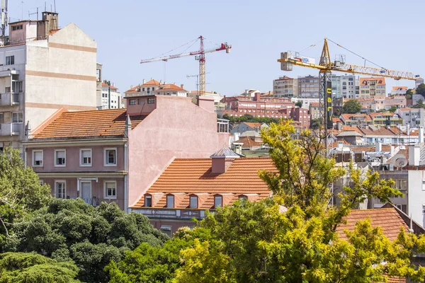 Lisabon, Portugalsko, na 15 června 2017. Letní den. Slunce svítí červené střechy v centru města na svahu kopce — Stock fotografie